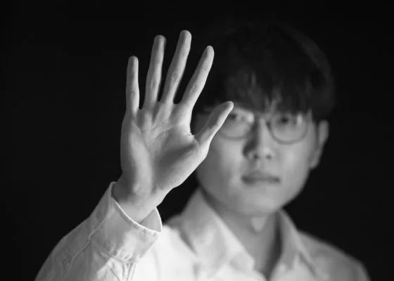 男男撅着屁股在宿舍被调教sp